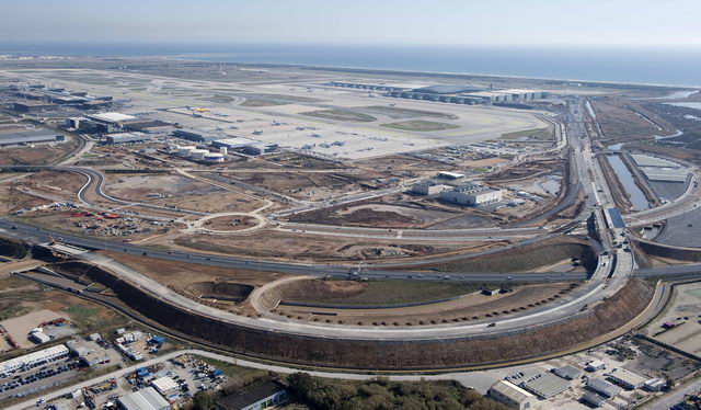 Panormica de la nova carretera d'accs a la nova terminal T1 de l'aeroport de Barcelona-El Prat (Febrer 2009)